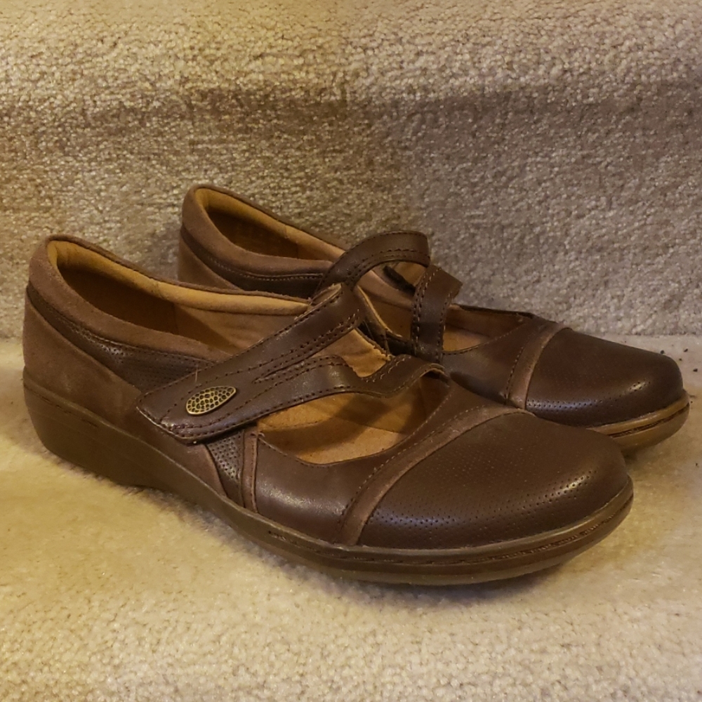 Clark's brown Mary Janes, size 9